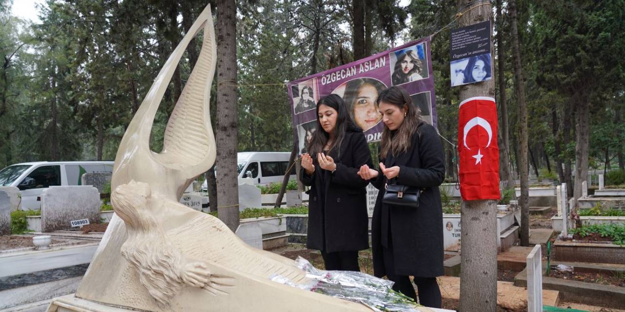 Kadına Şiddete Karşı Uluslararası Mücadele Günü’nde Özgecan Aslan Mezarı başında anıldı